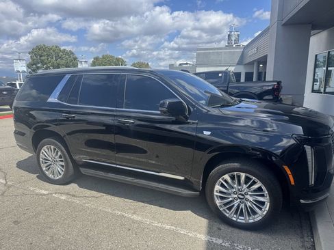 Used 2025 Cadillac Escalade Premium Luxury AWD/4WD image 2