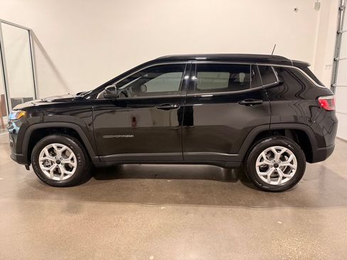 Used 2025 Jeep Compass Latitude AWD/4WD image 8