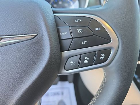 Used 2024 Chrysler Pacifica Touring-L FWD image 19