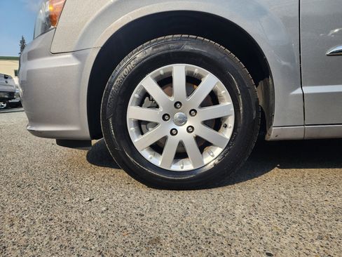 Used 2014 Chrysler Town & Country Touring image 40