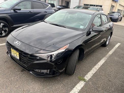 Certified 2023 Hyundai Elantra SE w/ Cargo Package FWD image 2