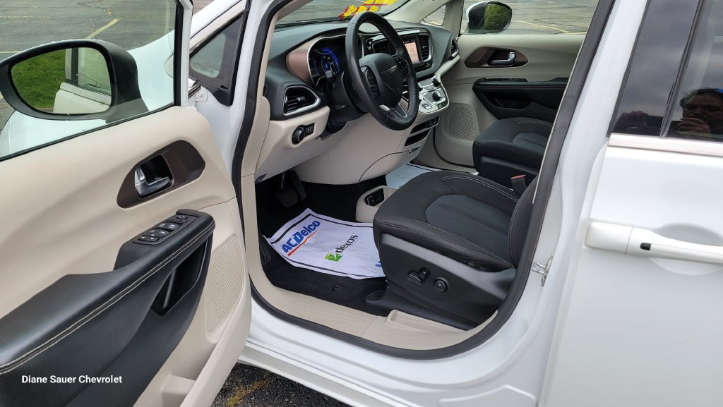Used 2023 Chrysler Voyager LX FWD image 18