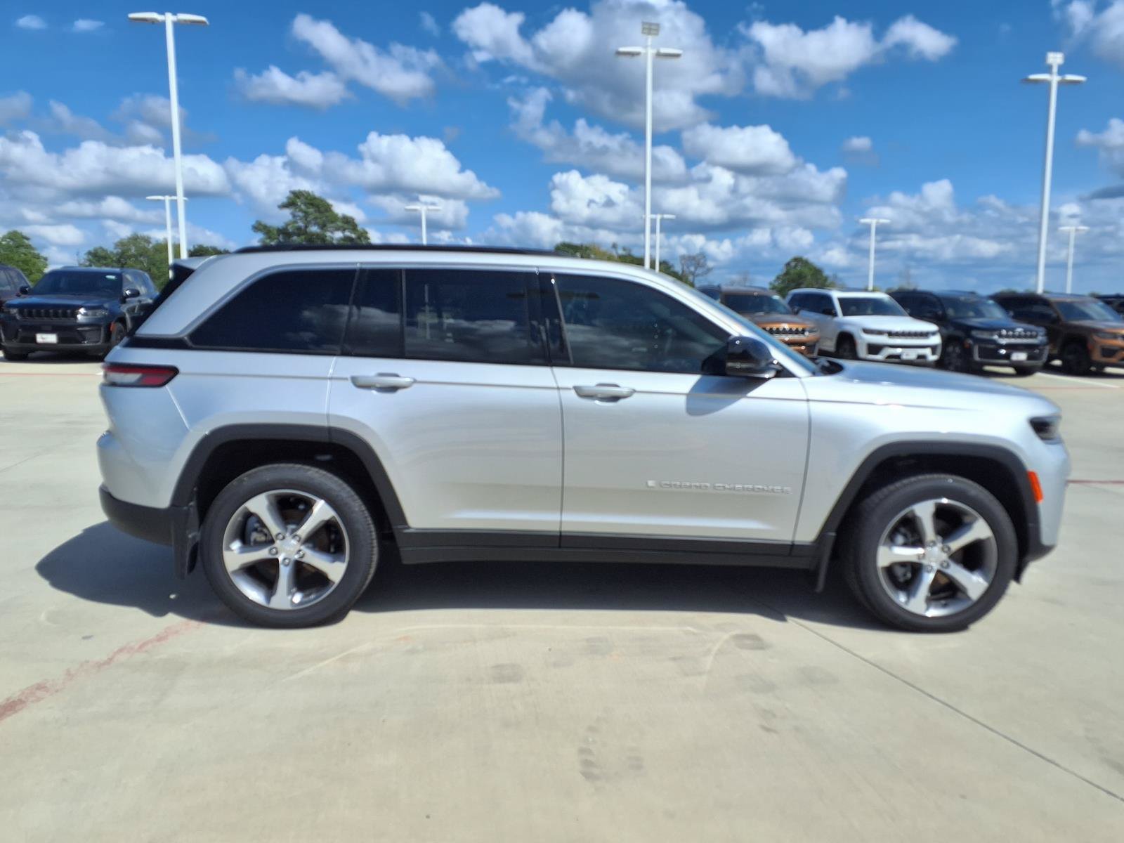 New 2026 Jeep Grand Cherokee Limited w/ Luxury Tech Group II AWD/4WD image 5