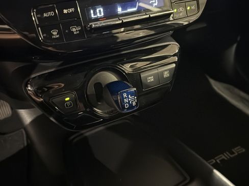 Used 2019 Toyota Prius LE w/ Preferred Accessory Package FWD image 23