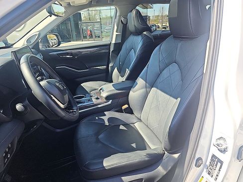 Used 2023 Toyota Highlander Platinum image 17