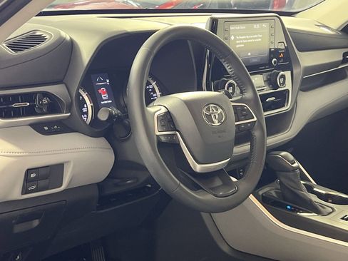 Used 2022 Toyota Highlander LE image 16