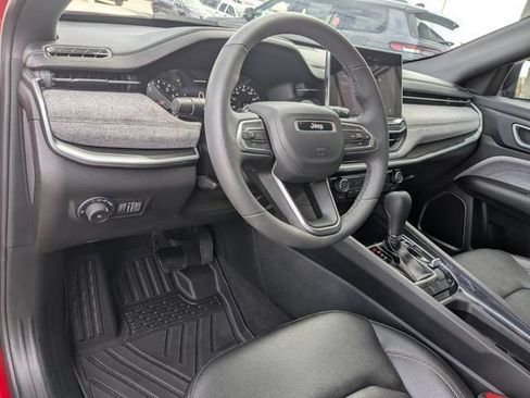 Used 2024 Jeep Compass Latitude AWD/4WD image 2
