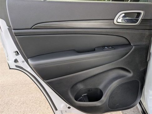 Used 2021 Jeep Grand Cherokee Laredo image 29