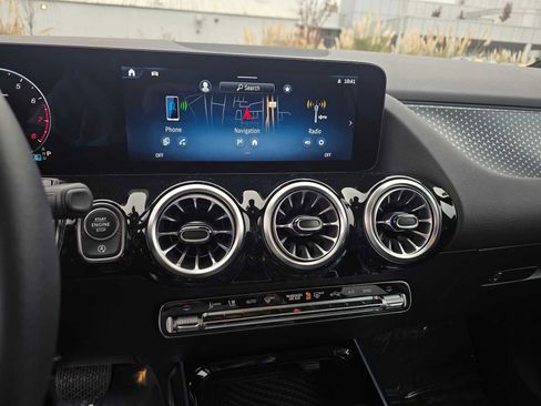 Used 2025 Mercedes-Benz GLA 250 image 28