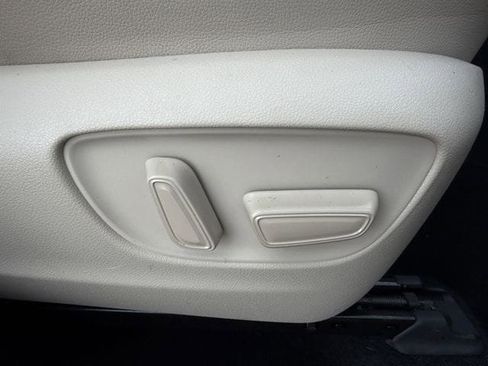 Used 2023 Toyota Highlander XLE image 30