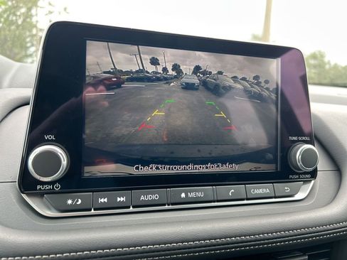 Used 2025 Nissan Rogue S image 27