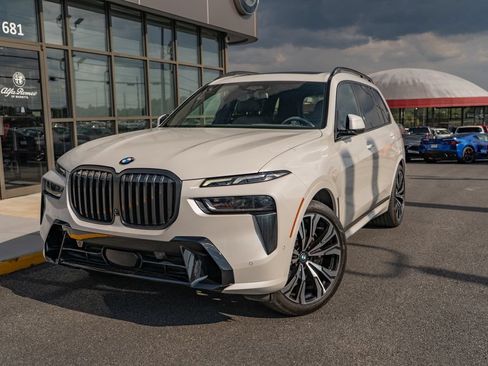 Used 2023 BMW X7 xDrive40i w/ M Sport Package AWD/4WD image 2