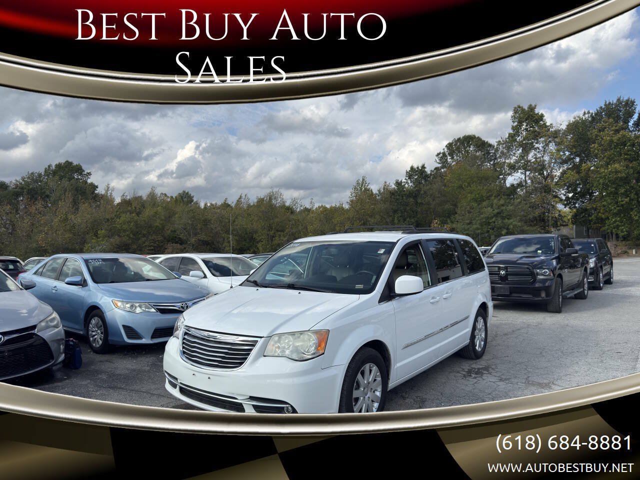 Used 2014 Chrysler Town & Country Touring FWD image 1