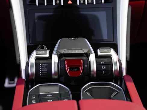 Used 2022 Lamborghini Urus image 43