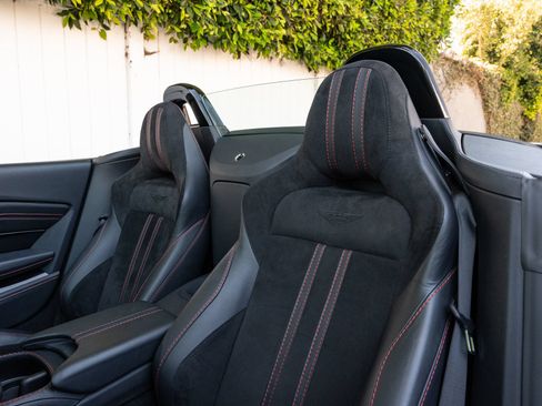 Used 2023 Aston Martin V8 Vantage Roadster RWD image 5