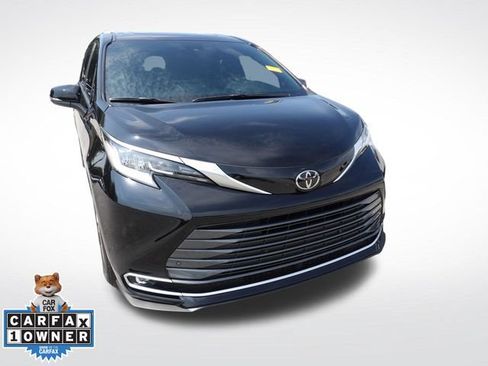 Used 2026 Toyota Sienna Limited FWD image 3