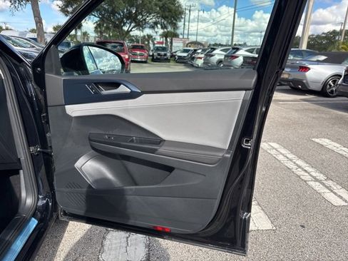 Used 2024 Volkswagen Taos SE image 13