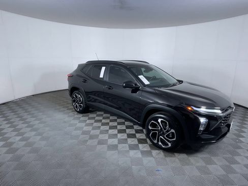 Used 2025 Chevrolet Trax RS w/ Driver Confidence Package image 2