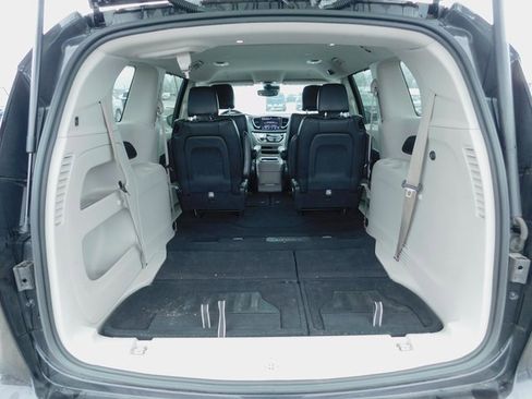 Used 2023 Chrysler Pacifica Touring-L image 13