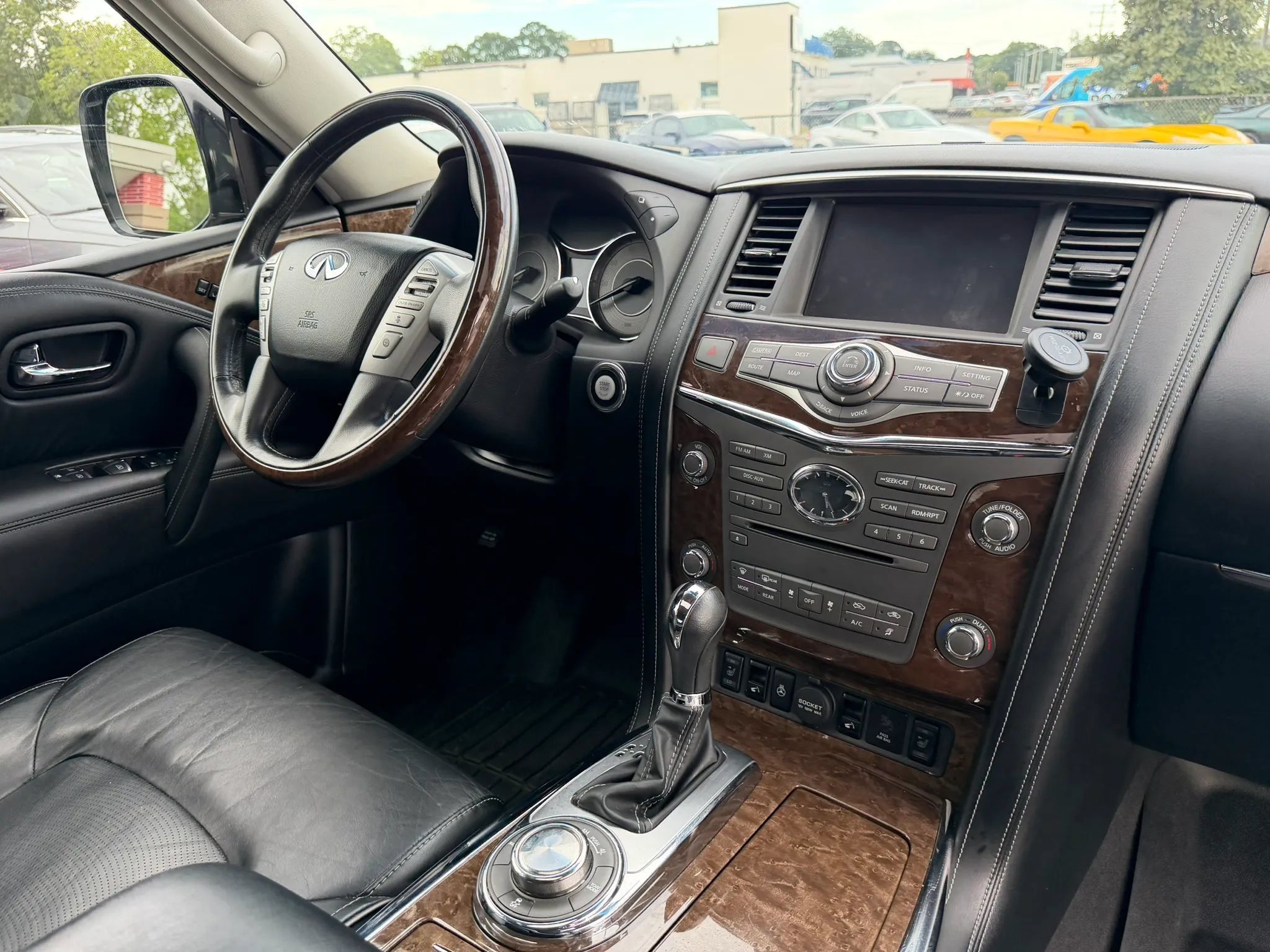 Used 2015 INFINITI QX80 4WD w/ Theater Package image 29