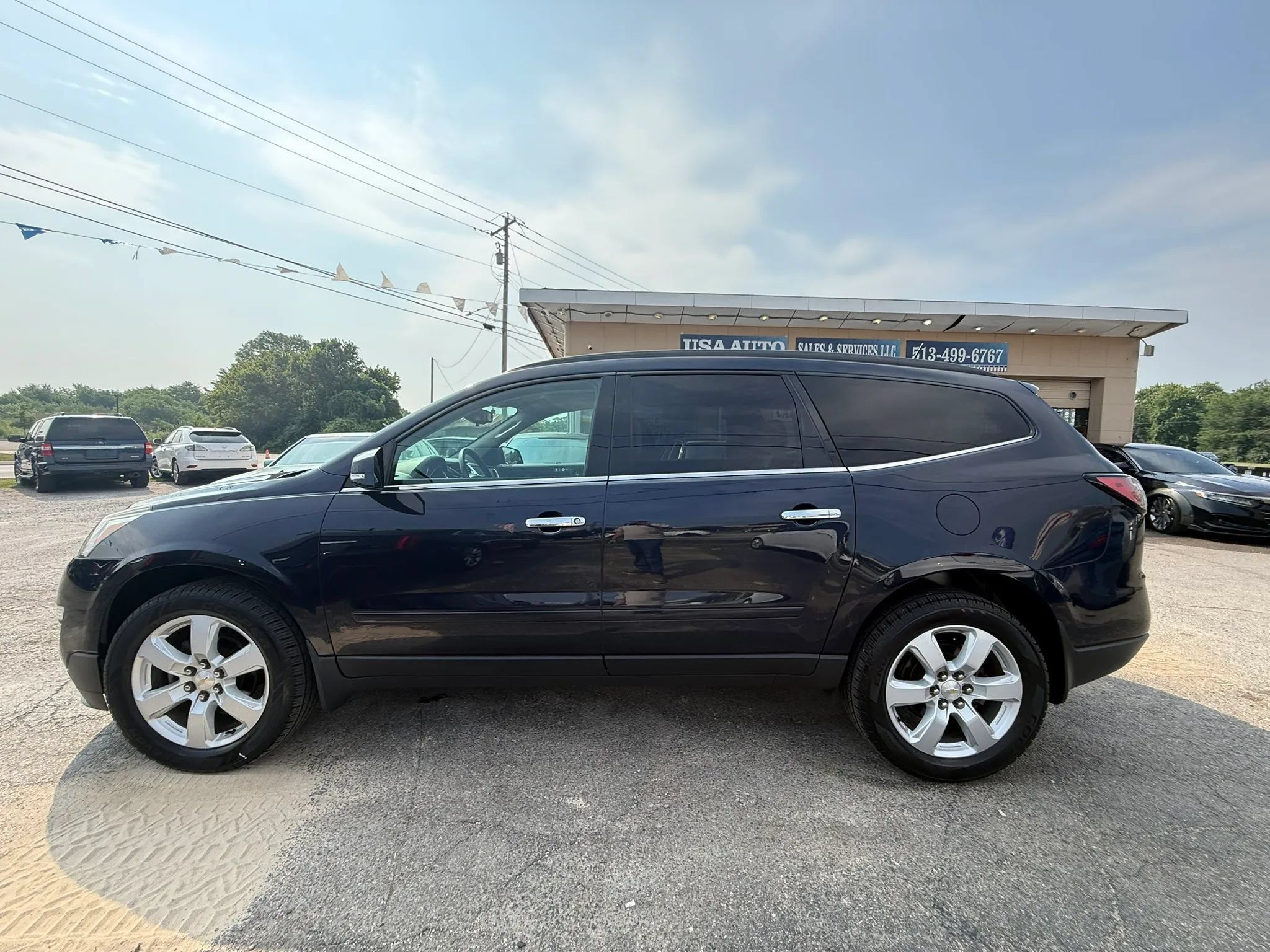 Used 2017 Chevrolet Traverse LT w/ Style and Technology Package FWD image 3