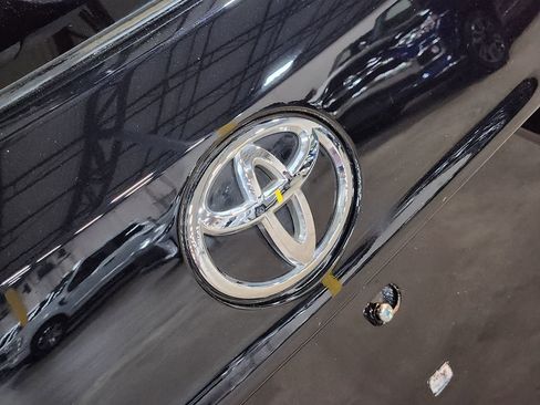Used 2021 Toyota Highlander XLE FWD image 25