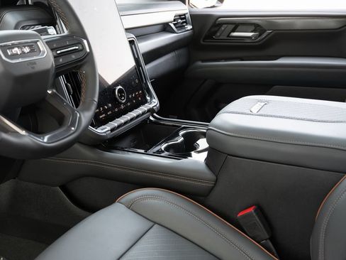 Used 2025 GMC Yukon AT4 AWD/4WD image 41