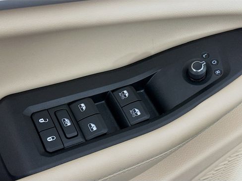 Used 2023 Jeep Grand Cherokee L Limited w/ Luxury Tech Group II image 15