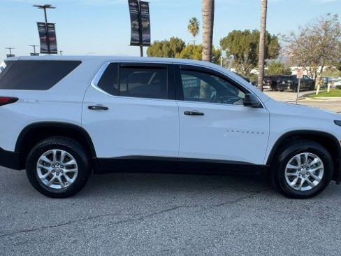 Used 2022 Chevrolet Traverse LS image 9