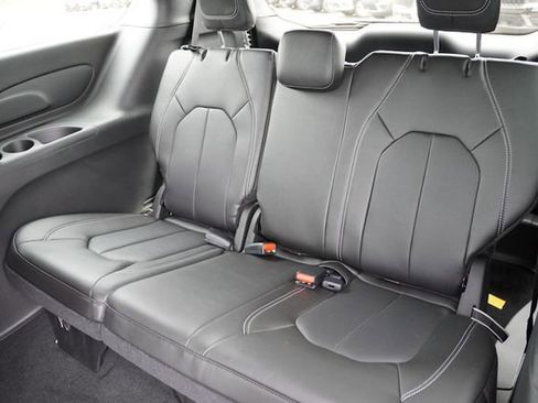 New 2026 Chrysler Pacifica Select image 12
