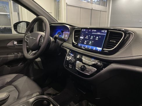 New 2026 Chrysler Pacifica Select image 30