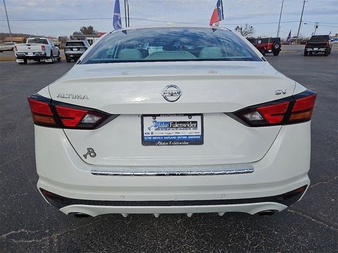 Used 2022 Nissan Altima 2.5 SV w/ SV Premium Package image 5