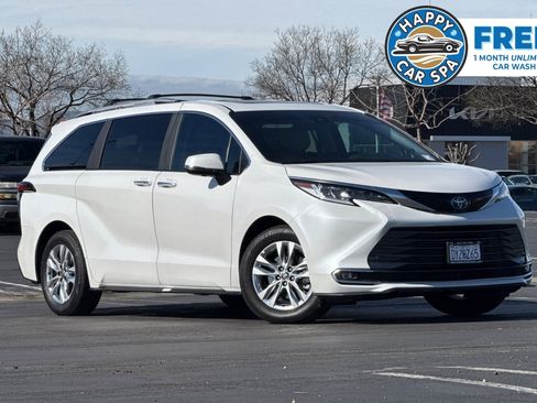 Used 2025 Toyota Sienna Limited image 1