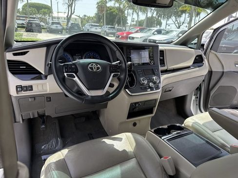 Used 2020 Toyota Sienna XLE w/ XLE Navigation Package FWD image 35