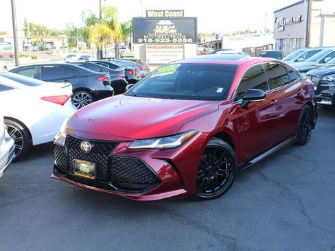 Used 2019 Toyota Avalon Touring w/ Preferred Accessory Package FWD image 2