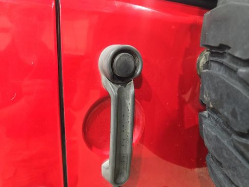 Used 2015 Jeep Wrangler Unlimited Sahara w/ Connectivity Group AWD/4WD image 13