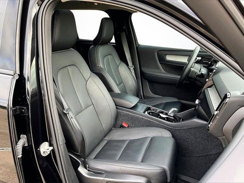 Used 2024 Volvo XC40 B5 Ultimate w/ Protection Package Premier image 25