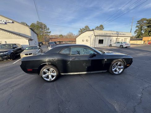 Used 2014 Dodge Challenger SXT RWD image 5