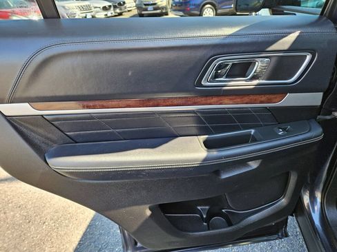 Used 2017 Ford Explorer Platinum AWD/4WD image 18