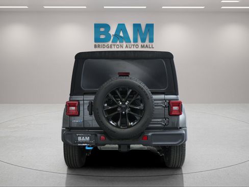 Used 2024 Jeep Wrangler Unlimited Sahara w/ Technology Group AWD/4WD image 6