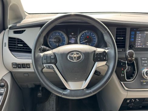 Used 2017 Toyota Sienna XLE Premium image 13