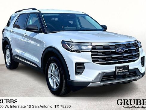 Used 2025 Ford Explorer Active AWD/4WD image 1