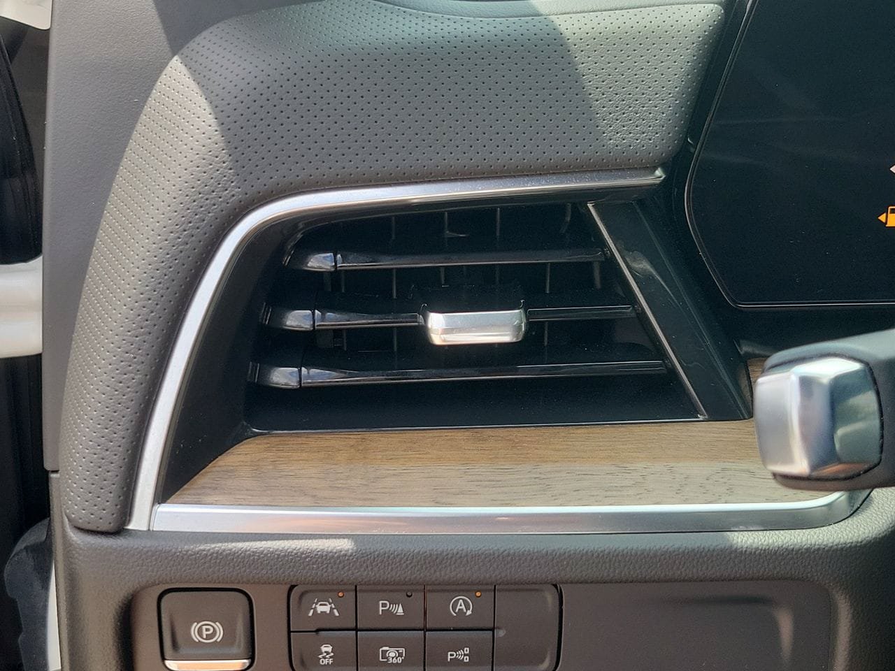 Used 2025 Chevrolet Suburban High Country RWD image 30