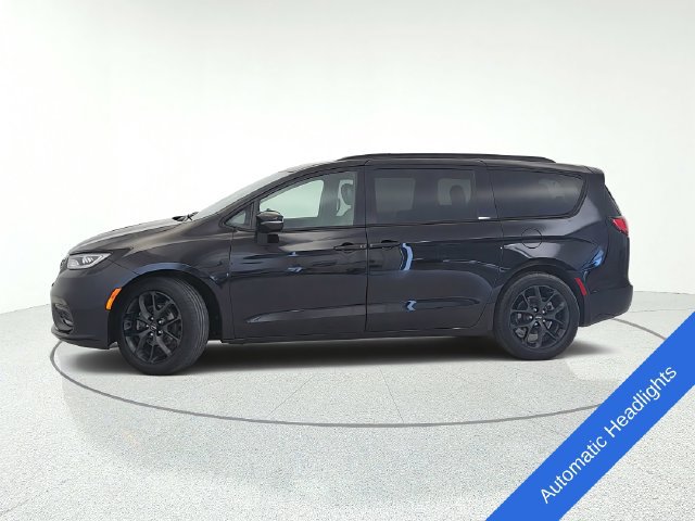 Used 2025 Chrysler Pacifica Limited FWD image 2