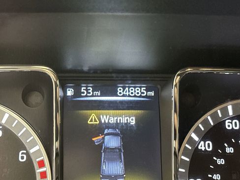 Used 2018 Nissan Titan SV image 19