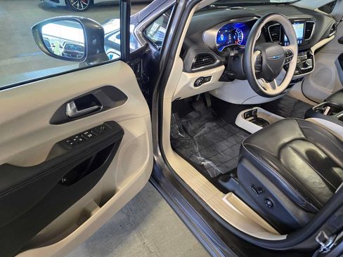 Used 2017 Chrysler Pacifica Platinum FWD image 25