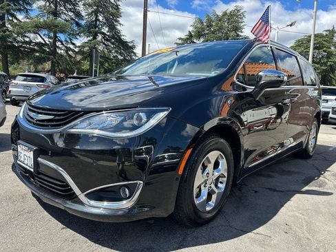 Used 2018 Chrysler Pacifica Limited w/ Advanced Safetytec Group FWD image 1