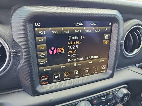 Used 2022 Jeep Wrangler Unlimited Sahara w/ Cold Weather Group AWD/4WD image 24