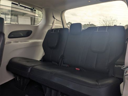 Used 2017 Chrysler Pacifica Touring-L Plus image 2