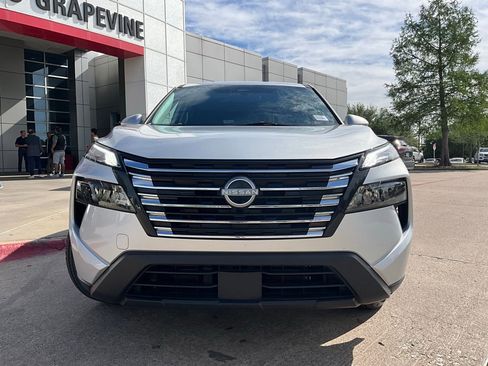 Used 2025 Nissan Rogue SV image 3